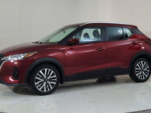 Used 2023 Nissan Kicks SV image 3