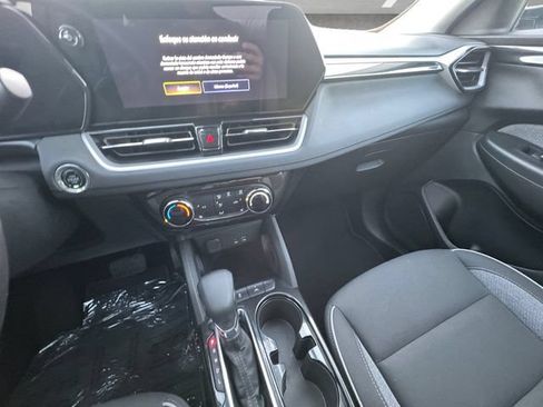 Used 2025 Chevrolet TrailBlazer LT w/ LT Cold Weather Package FWD image 3