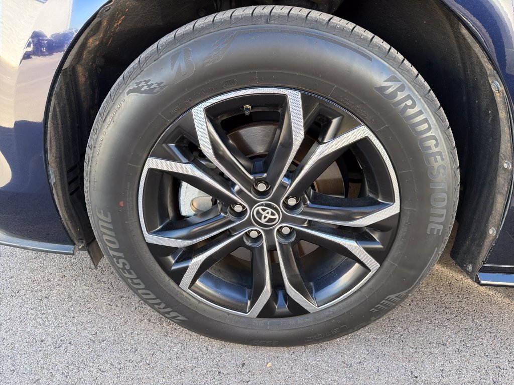 Used 2025 Toyota Sienna Platinum AWD/4WD image 2