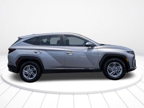 Used 2025 Hyundai Tucson SE FWD image 2