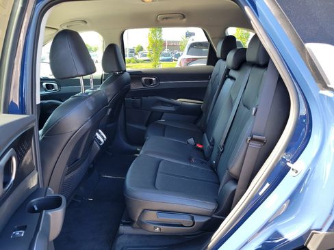 Used 2024 Kia Sorento S FWD image 11