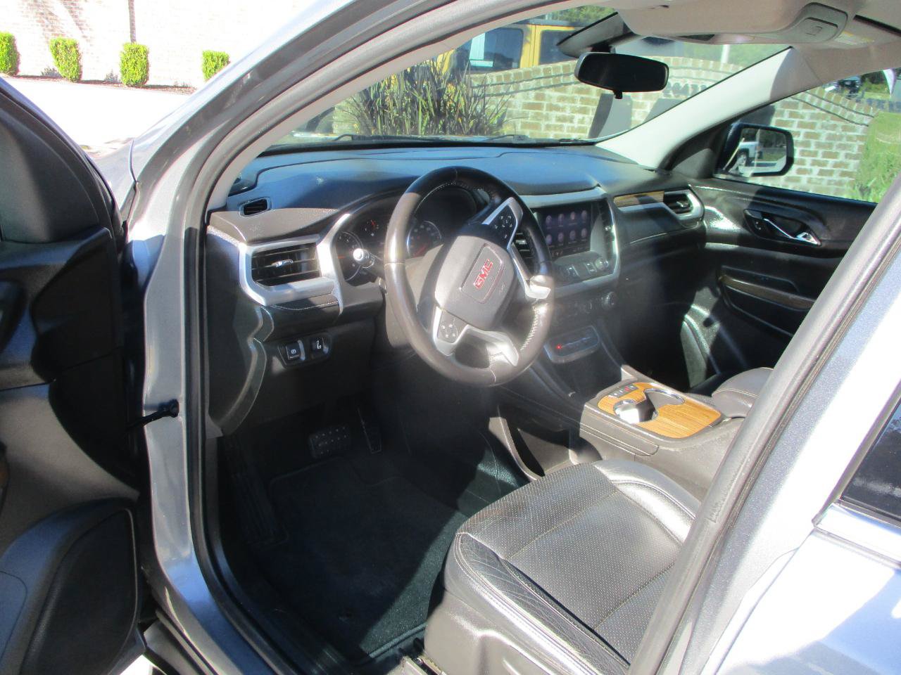 Used 2020 GMC Acadia SLE FWD image 14