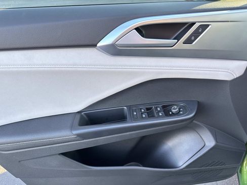 Certified 2025 Volkswagen Taos SE w/ Panoramic Sunroof Package FWD image 16