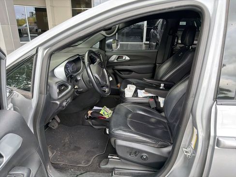 Used 2018 Chrysler Pacifica Touring-L w/ Advanced Safetytec Group FWD image 5