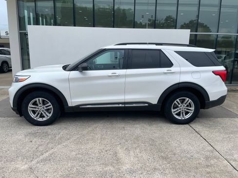 Used 2022 Ford Explorer XLT AWD/4WD image 2