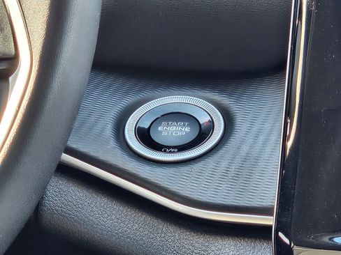 Used 2024 Jeep Grand Cherokee Laredo image 15