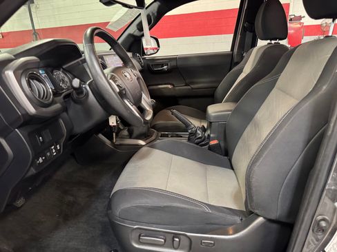 Certified 2022 Toyota Tacoma TRD Off-Road AWD/4WD image 14