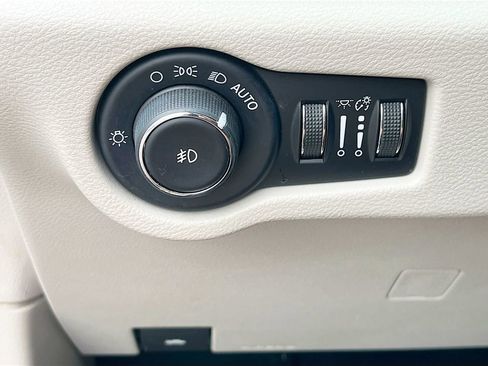 Used 2018 Chrysler Pacifica Touring Plus w/ Tire & Wheel Group image 19