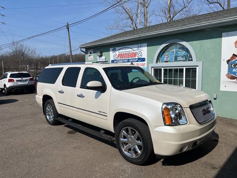 Used 2011 GMC Yukon XL Denali image 2