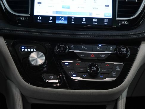 Used 2023 Chrysler Pacifica Limited FWD image 20
