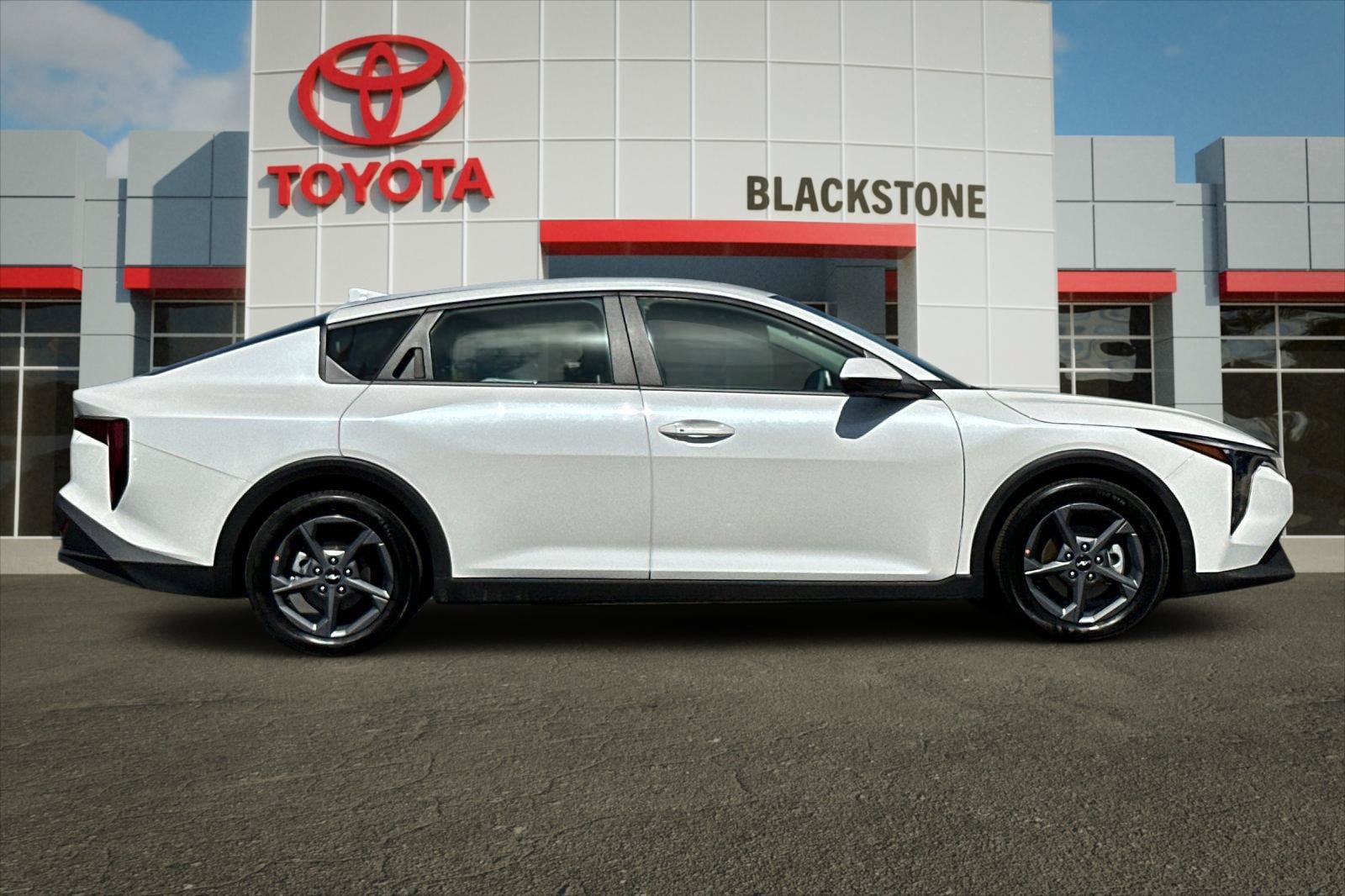 Used 2025 Kia K4 FWD image 2