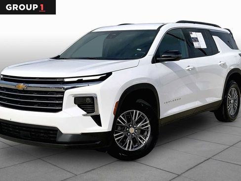 Used 2026 Chevrolet Traverse LT FWD image 1