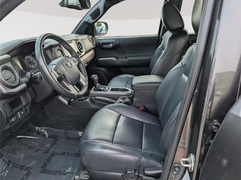 Used 2018 Toyota Tacoma TRD Sport w/ TRD Premium Sport Package AWD/4WD image 14