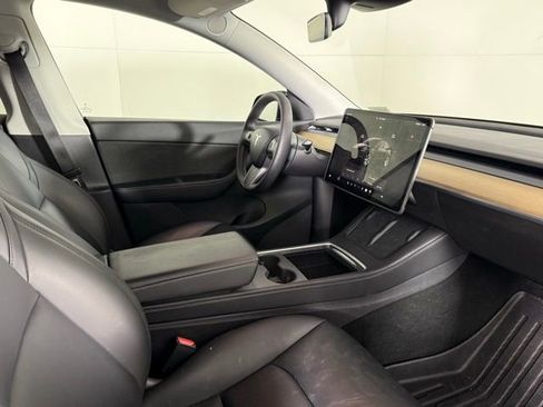 Used 2022 Tesla Model Y Long Range image 30