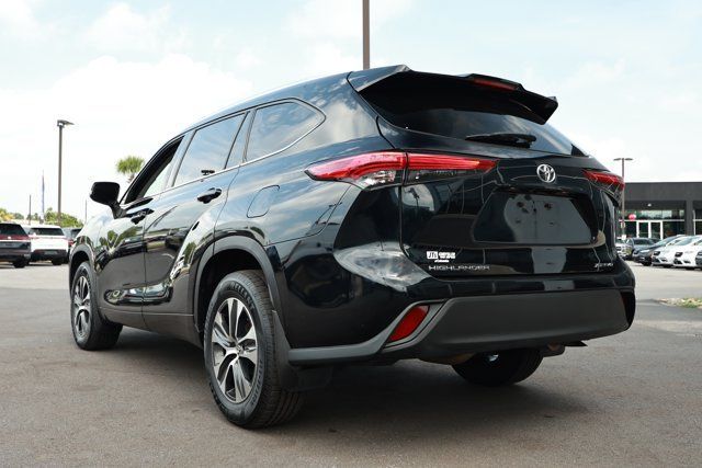 Used 2020 Toyota Highlander XLE AWD/4WD image 8