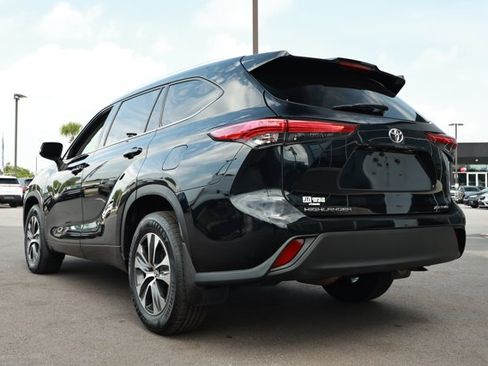 Used 2020 Toyota Highlander XLE AWD/4WD image 8