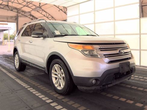 Used 2014 Ford Explorer XLT w/ Equipment Group 202A AWD/4WD image 4