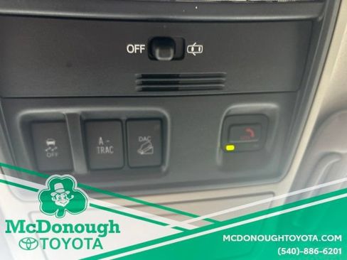 Used 2022 Toyota 4Runner SR5 AWD/4WD image 23