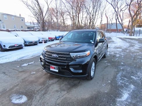 Used 2022 Ford Explorer XLT image 1