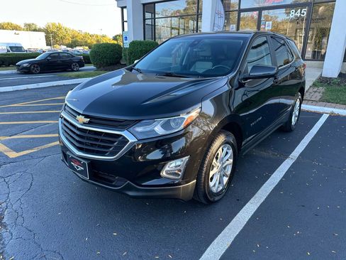 Used 2021 Chevrolet Equinox LT w/ Driver Convenience Package image 3
