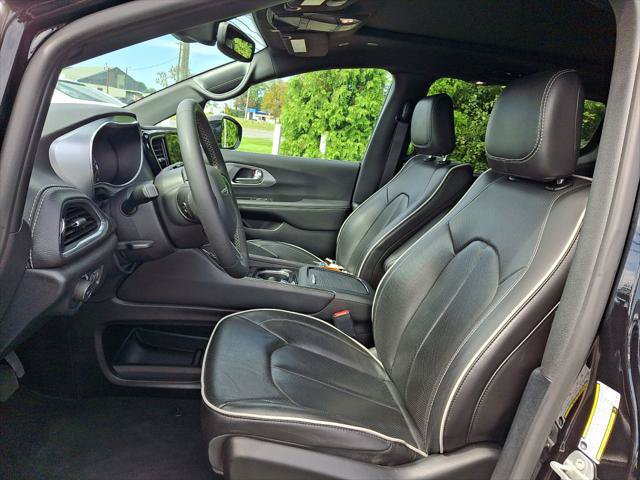 Certified 2026 Chrysler Pacifica Limited FWD image 24