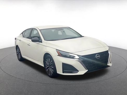 Used 2025 Nissan Altima 2.5 SV image 3