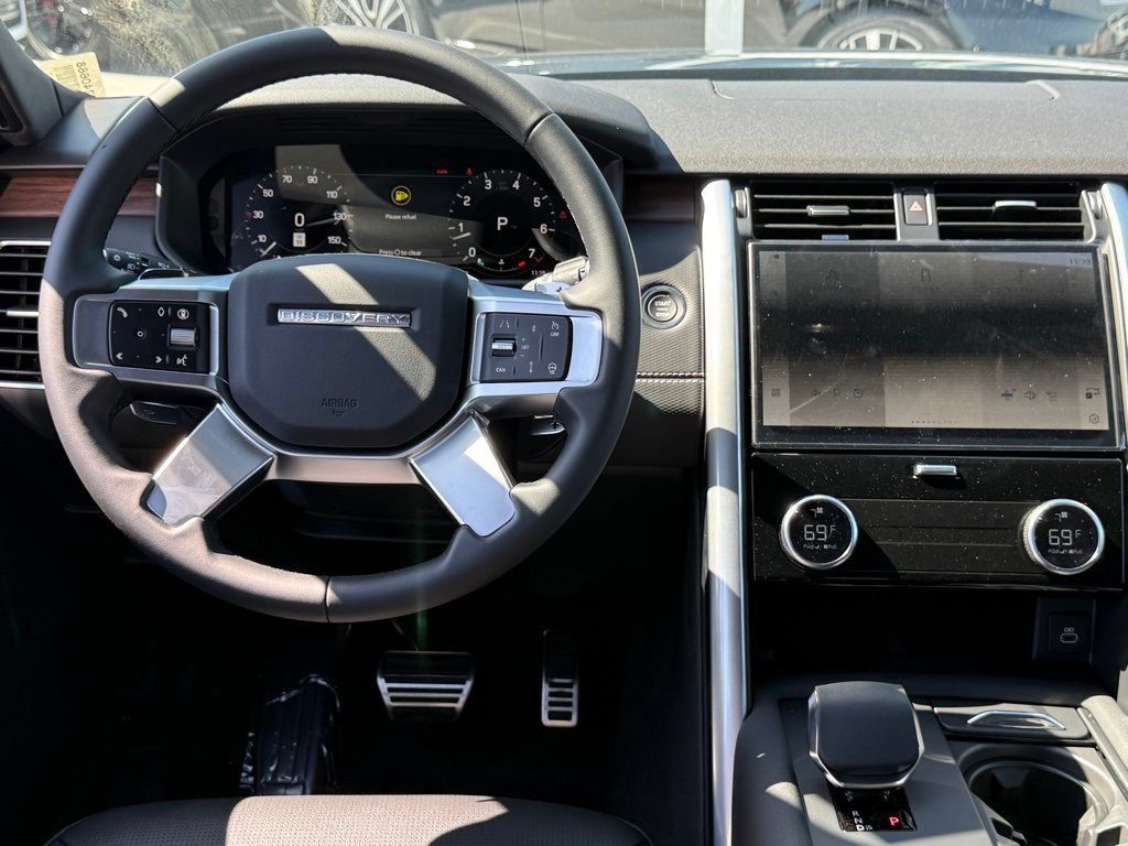 Certified 2025 Land Rover Discovery Metropolitan Edition AWD/4WD image 25