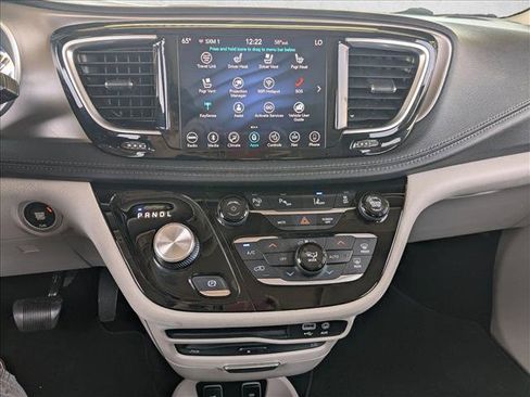 Used 2018 Chrysler Pacifica Limited w/ Advanced Safetytec Group FWD image 15
