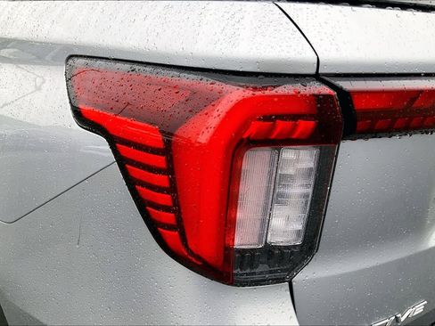 Used 2025 Ford Explorer Active w/ Active Comfort Package RWD image 27