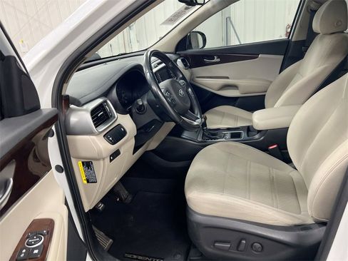 Used 2018 Kia Sorento LX image 17