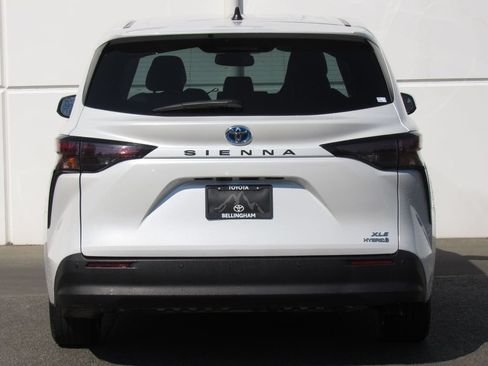 Used 2024 Toyota Sienna XLE FWD image 7