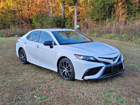 Used 2021 Toyota Camry SE FWD image 1