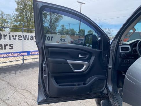 Used 2017 Nissan Titan SV AWD/4WD image 12