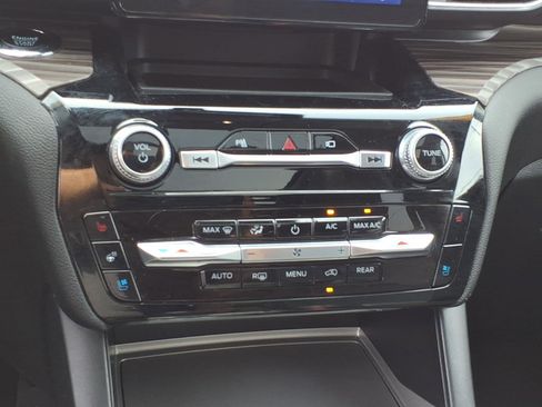 Used 2023 Ford Explorer Limited image 21