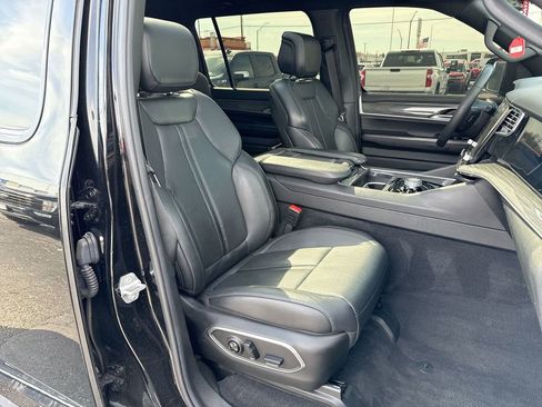 Used 2022 Jeep Wagoneer Series III w/ Premium Group I AWD/4WD image 26