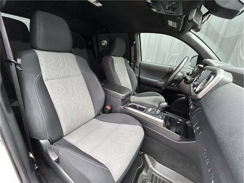 Used 2022 Toyota Tacoma TRD Off-Road w/ Technology Package image 4