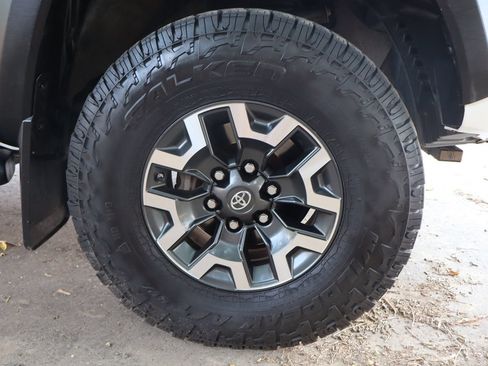 Used 2017 Toyota Tacoma TRD Off-Road w/ Premium & Technology Package AWD/4WD image 45