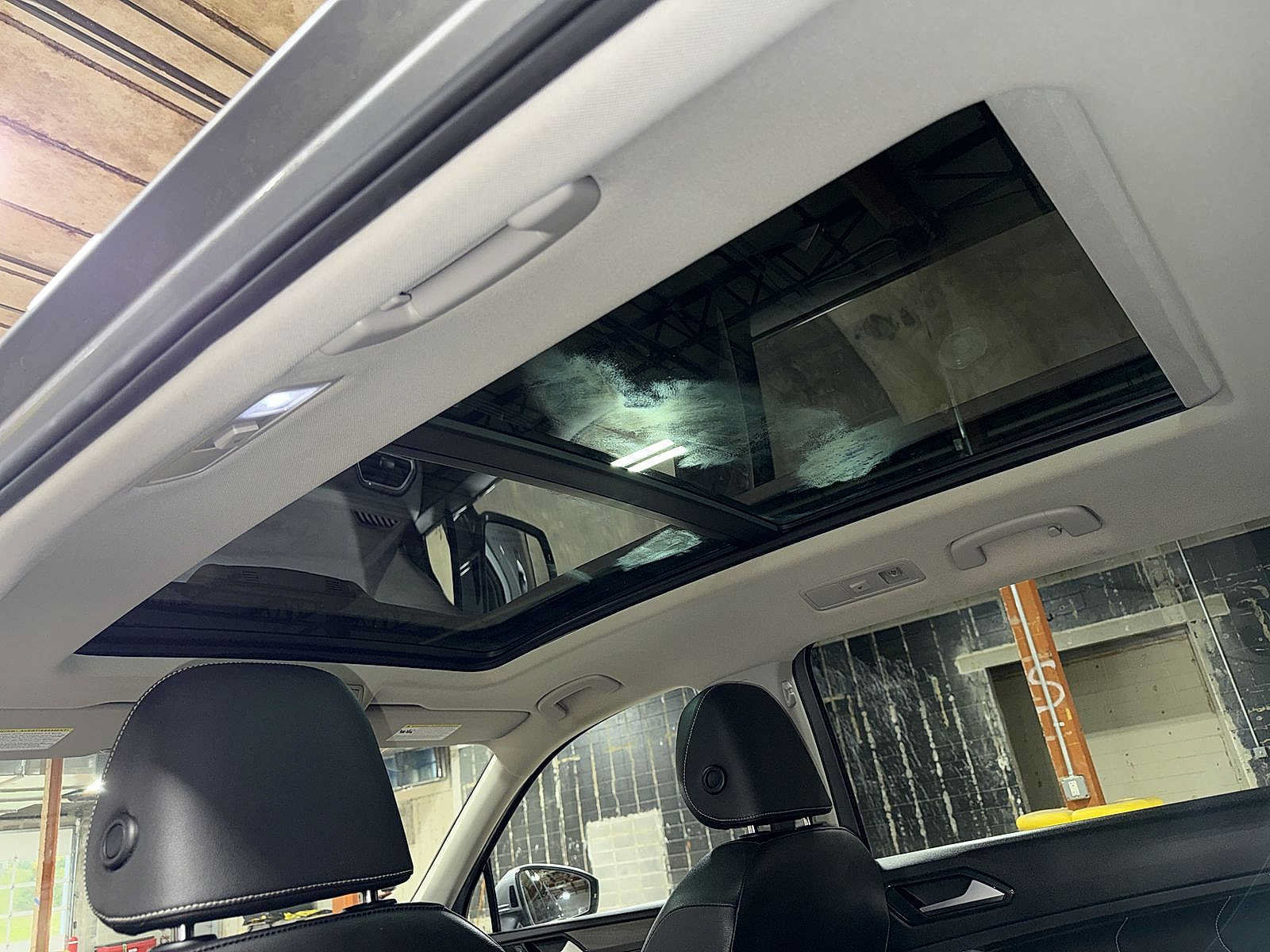 Used 2023 Volkswagen Tiguan SE w/ Panoramic Sunroof Package FWD image 24