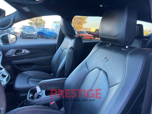 Used 2024 Chrysler Pacifica Limited FWD image 36