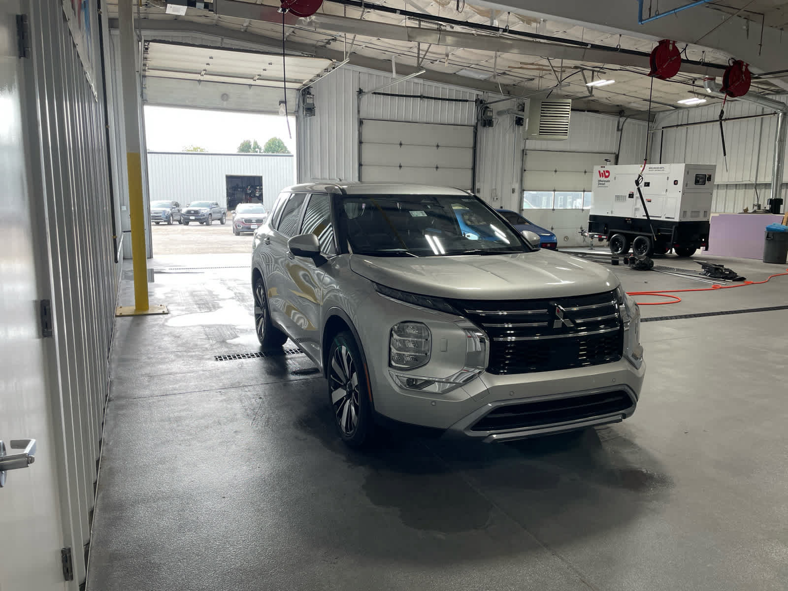 Used 2025 Mitsubishi Outlander LE AWD/4WD image 3