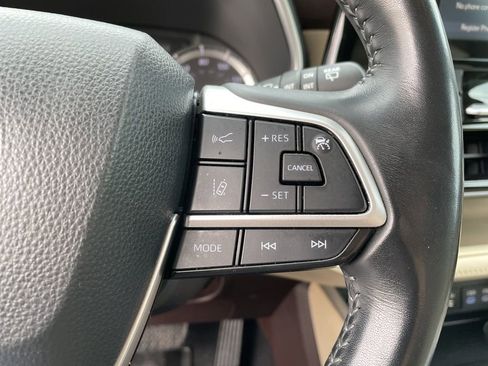 Used 2022 Toyota Highlander XLE image 17