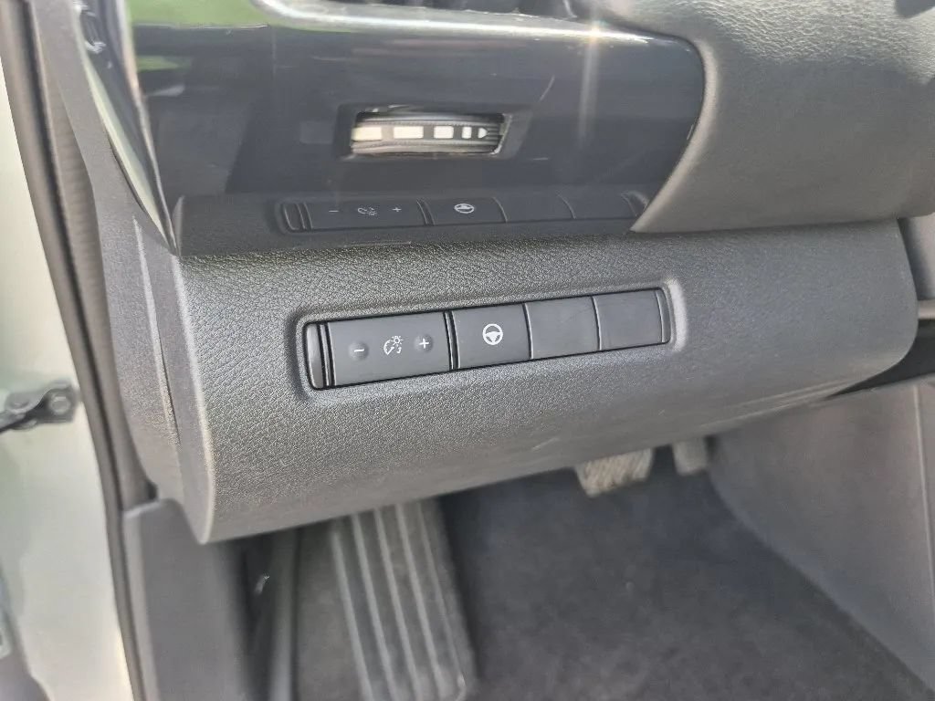 Used 2022 Nissan Pathfinder SV AWD/4WD image 24