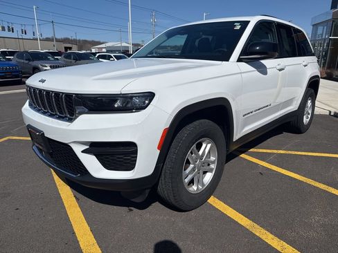 Used 2023 Jeep Grand Cherokee Laredo w/ Luxury Tech Group I AWD/4WD image 4