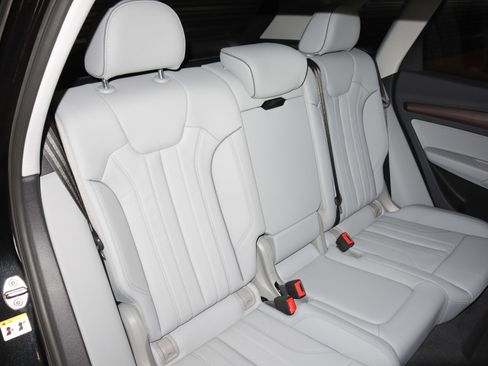 Used 2024 Audi Q5 e Premium w/ Convenience Package image 11