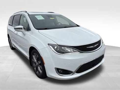Used 2018 Chrysler Pacifica Limited w/ Tire & Wheel Group FWD image 1