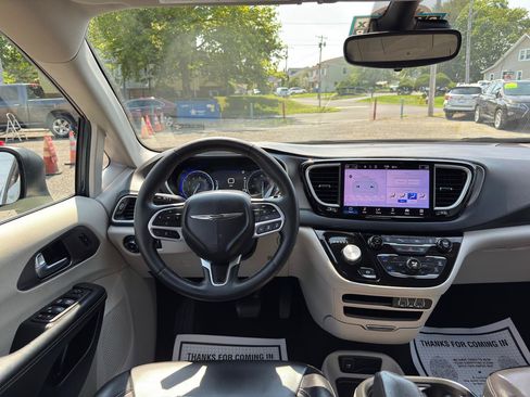 Used 2023 Chrysler Pacifica Touring-L FWD image 30