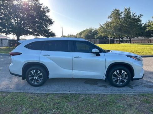 Used 2024 Toyota Highlander XLE image 6