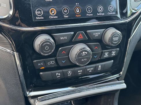 Used 2020 Jeep Grand Cherokee Limited AWD/4WD image 29