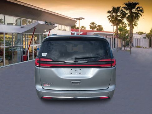 Certified 2021 Chrysler Pacifica Touring-L image 4