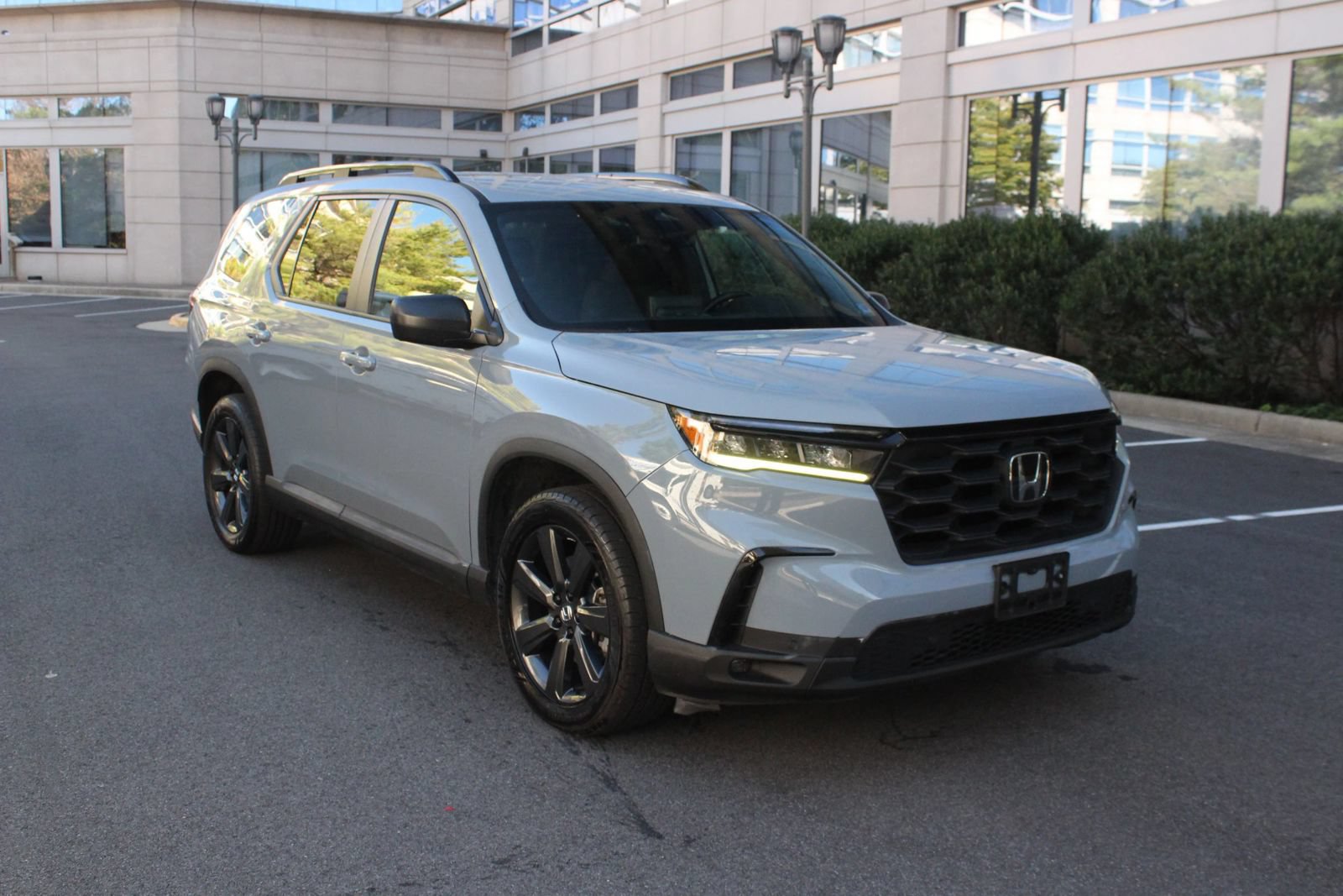 Used 2024 Honda Pilot Sport image 1
